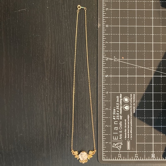 Vintage Gold Tone Filigree ceramic Rose Necklace with chain 1990’s - Picture 4 of 5